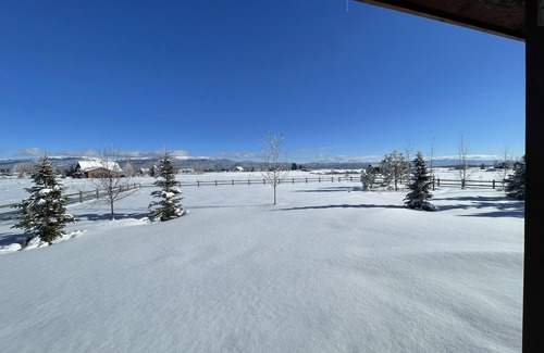 Brookdale Meadows Casa | Beautiful panoramic mountain views and ample parking for toys