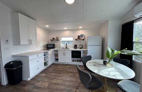 Venice Casa | Beautiful Paradise Escape- 2BA/ 1.5 BA, heated pool, resort activities, trails