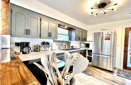 Riverview Casa | Beautiful Patio⭐️Modern Nook⭐️Long Stays🔥Full Kitchen