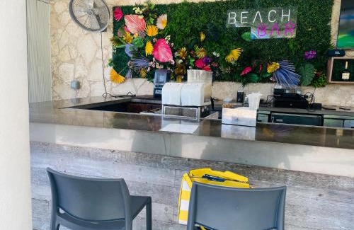 Hollywood South Central Beach Apartamento | Beautiful penthouse condo with stunning views of both ocean and city