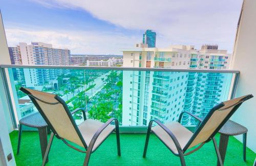 Hollywood South Central Beach Apartamento | Beautiful penthouse condo with stunning views of both ocean and city