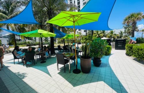 Hollywood South Central Beach Apartamento | Beautiful penthouse condo with stunning views of both ocean and city