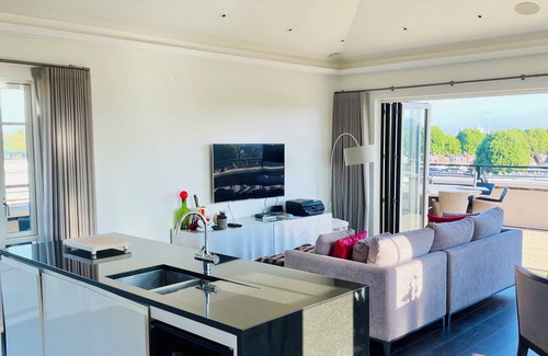 Sands End Apartamento | Beautiful Penthouse w/ River Views , wrap around balcony and Free Parking !