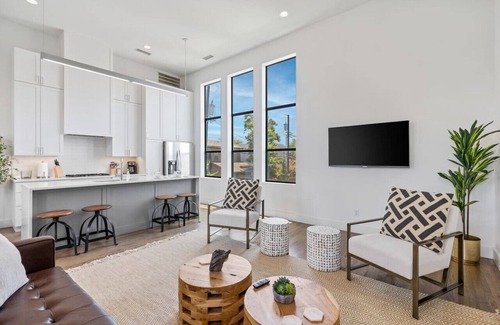 Knox - Henderson Casa | Beautiful Perfectly Located Deluxe 2 Bed Townhome