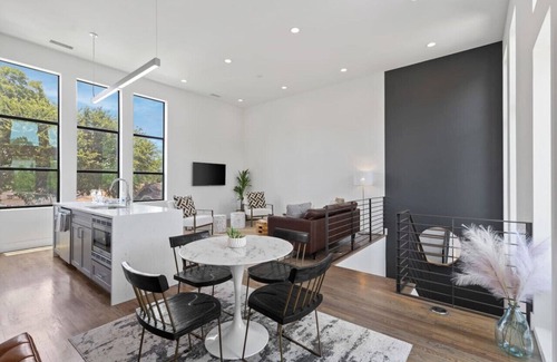 Knox - Henderson Casa | Beautiful Perfectly Located Deluxe 2 Bed Townhome