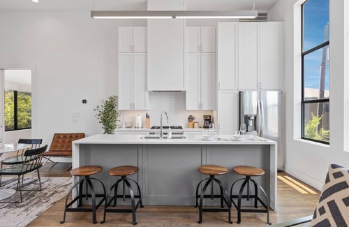 Knox - Henderson Casa | Beautiful Perfectly Located Deluxe 2 Bed Townhome