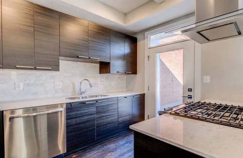 Southeast Apartamento | Beautiful Perfectly Located 2BR Condo For Two International Students or Interns.