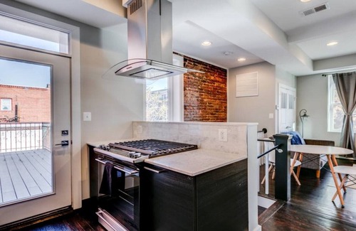 Southeast Apartamento | Beautiful Perfectly Located 2BR Condo For Two International Students or Interns.