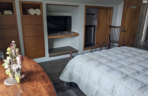 Gold Beach Cama Y Desayuno | Beautiful pet friendly six bed for bath home just a 10 minute walk to the beach