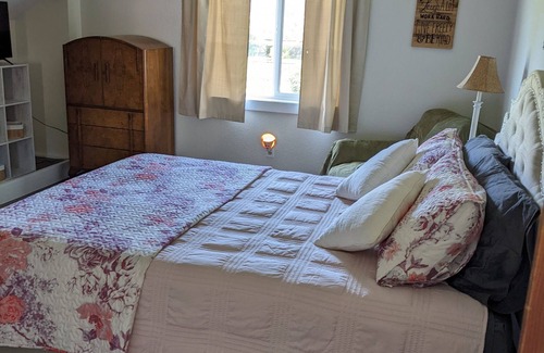 Gold Beach Cama Y Desayuno | Beautiful pet friendly six bed for bath home just a 10 minute walk to the beach
