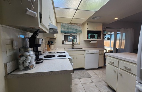 North Port Cabaña | Beautiful, Pet friendly home on canal. Great for fishing, kayaks & snowbirds
