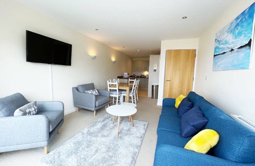 Porth Apartamento | Beautiful Porth beach front 3 bedroom apartment