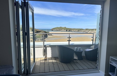 Porth Apartamento | Beautiful Porth beach front 3 bedroom apartment