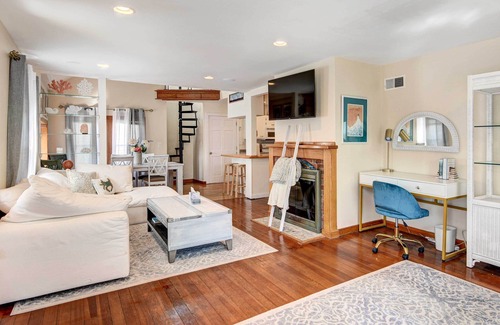Portsmouth Cabaña | Beautiful Portsmouth Cottage By the Sea w/ Jacuzzi