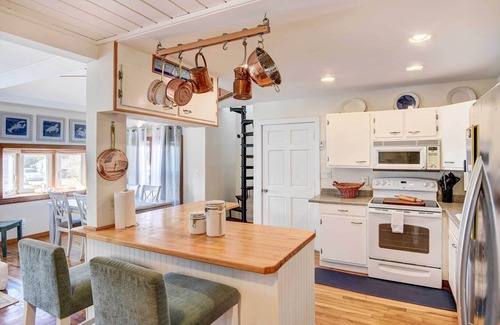 Portsmouth Cabaña | Beautiful Portsmouth Cottage By the Sea w/ Jacuzzi