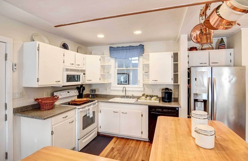 Portsmouth Cabaña | Beautiful Portsmouth Cottage By the Sea w/ Jacuzzi