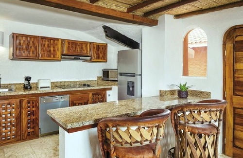 Zihuatanejo Apartamento | Beautiful Presidential 1 Bedroom Full Kitchen in Zihuatanejo WiFi, AC, Sleeps 4
