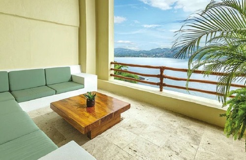 Zihuatanejo Apartamento | Beautiful Presidential 1 Bedroom Full Kitchen in Zihuatanejo WiFi, AC, Sleeps 4