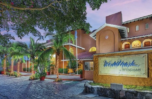 Zihuatanejo Apartamento | Beautiful Presidential 1 Bedroom Full Kitchen in Zihuatanejo WiFi, AC, Sleeps 4