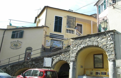 Valloria Casa | Estupenda casa de vacaciones privada con WIFI, TV, terraza, vista panorámica, aparcamiento