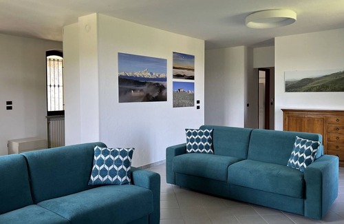 Trezzo Tinella Casa | Preciosa casa de vacaciones privada con WIFI, TV, patio, vista panorámica y aparcamiento