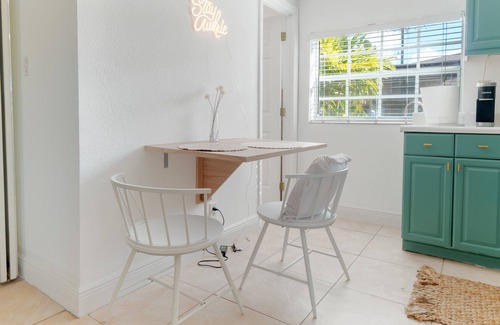 Southwest Cabaña | Beautiful Private Costal Cottage -10 minutes from prestigious beaches & downtown