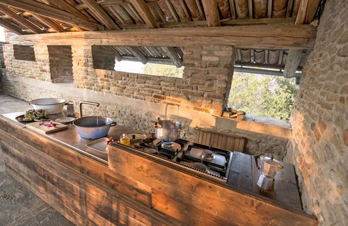 Trezzo Tinella Villa | Casa de vacaciones privada con WIFI, piscina privada, TV, terraza, vista panorámica, aparcamiento