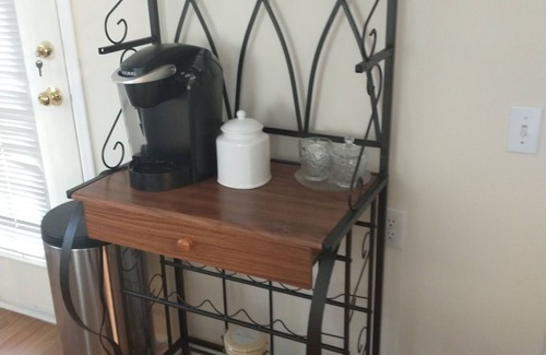 Langley Apartamento | Beautiful Private Boutique Suite. Cozy & Quiet. Coffee Bar, Parking & Movies!