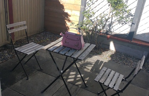 Langley Apartamento | Beautiful Private Boutique Suite. Cozy & Quiet. Coffee Bar, Parking & Movies!