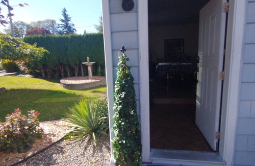 Langley Apartamento | Beautiful Private Boutique Suite. Cozy & Quiet. Coffee Bar, Parking & Movies!