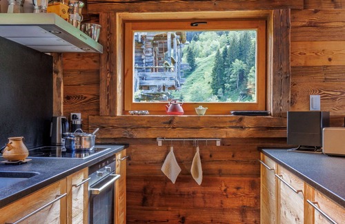 Siviez Casa | Maravillosa casa de vacaciones privada con WIFI, bañera de hidromasaje, terraza y aparcamiento
