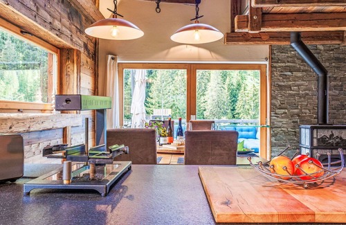 Siviez Casa | Maravillosa casa de vacaciones privada con WIFI, bañera de hidromasaje, terraza y aparcamiento