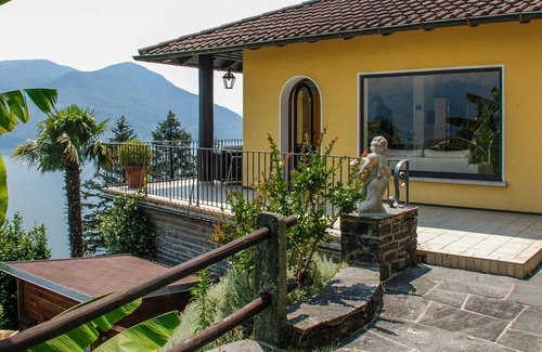 Porto Ronco Casa | Casa de vacaciones privada con WIFI, piscina privada, TV, patio, vista panorámica, aparcamiento