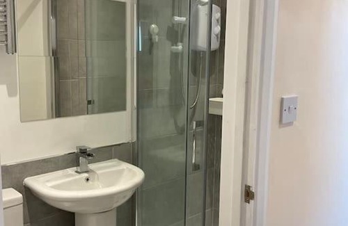 London Borough of Bexley Apartamento | Beautiful private en-suite room with its own entry