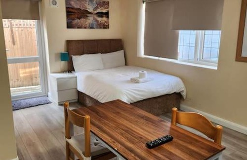 London Borough of Bexley Apartamento | Beautiful private en-suite room with its own entry