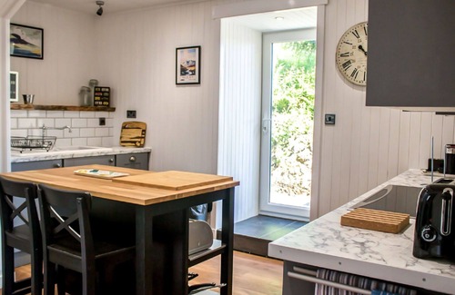 Eyre Casa | Beautiful private villa for 4 guests with WIFI, TV, patio and parking