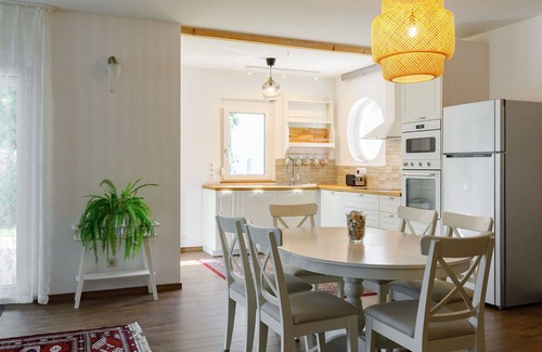 Balatonoszod Casa | Estupenda casa de vacaciones privada para 8 personas con A/C, WIFI, TV y terraza