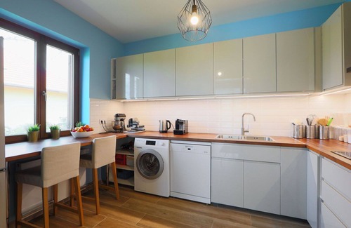 Balatonszemes Villa | Maravillosa casa de vacaciones privada con WIFI, piscina privada, TV, terraza y aparcamiento