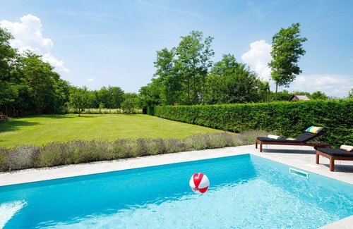 Balatonszemes Villa | Maravillosa casa de vacaciones privada con WIFI, piscina privada, TV, terraza y aparcamiento