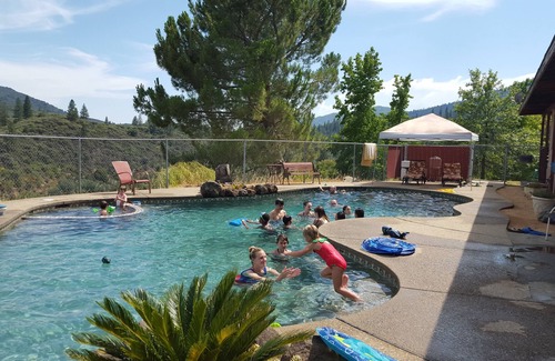 Redding Casa | Rancho privado, capacidad para 46 personas, sala de juegos, piscina, bicicletas mtn, pesca, senderismo y mucho más.