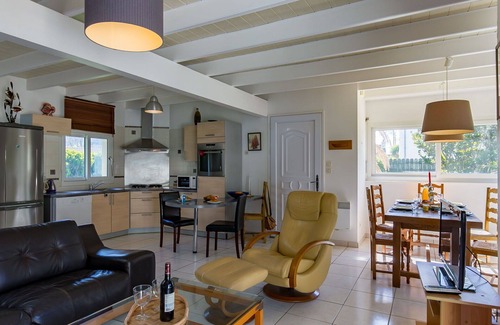 Cleder Casa | Preciosa casa de vacaciones privada con WIFI, TV, terraza, mascotas permitida y aparcamiento