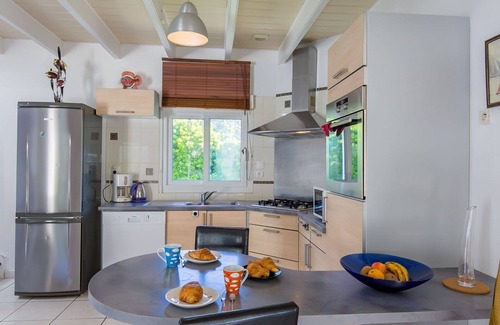 Cleder Casa | Preciosa casa de vacaciones privada con WIFI, TV, terraza, mascotas permitida y aparcamiento