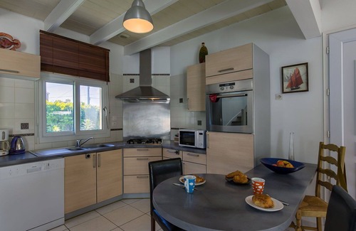 Cleder Casa | Preciosa casa de vacaciones privada con WIFI, TV, terraza, mascotas permitida y aparcamiento