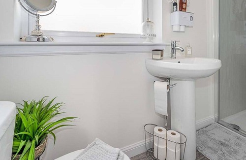 Drumnadrochit Villa | Maravillosa casa de vacaciones privada con WIFI, TV, patio, mascotas permitida y aparcamiento