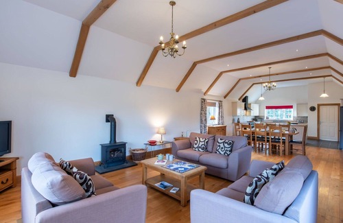 Loch Ness Casa | Estupenda casa de vacaciones privada con WIFI, TV, patio, vista panorámica y aparcamiento