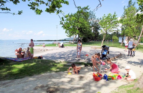 Balatonfenyves Casa | Beautiful private villa for 6 people with TV, terrace and pets allowed