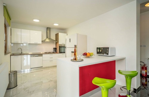 Karojba Casa | Casa de vacaciones privada con A/C, piscina privada, WIFI, TV, terraza, vista panorámica