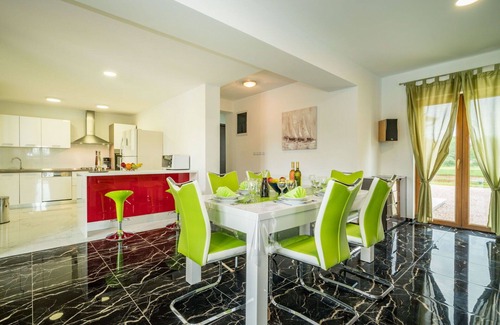 Karojba Casa | Casa de vacaciones privada con A/C, piscina privada, WIFI, TV, terraza, vista panorámica