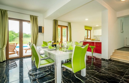 Karojba Casa | Casa de vacaciones privada con A/C, piscina privada, WIFI, TV, terraza, vista panorámica