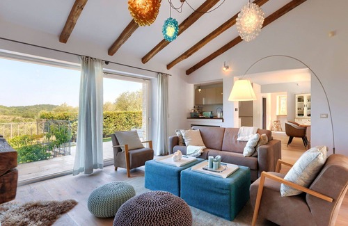 Momjan Casa | Maravillosa casa de vacaciones privada con WIFI, A/C, piscina privada, TV, patio y aparcamiento